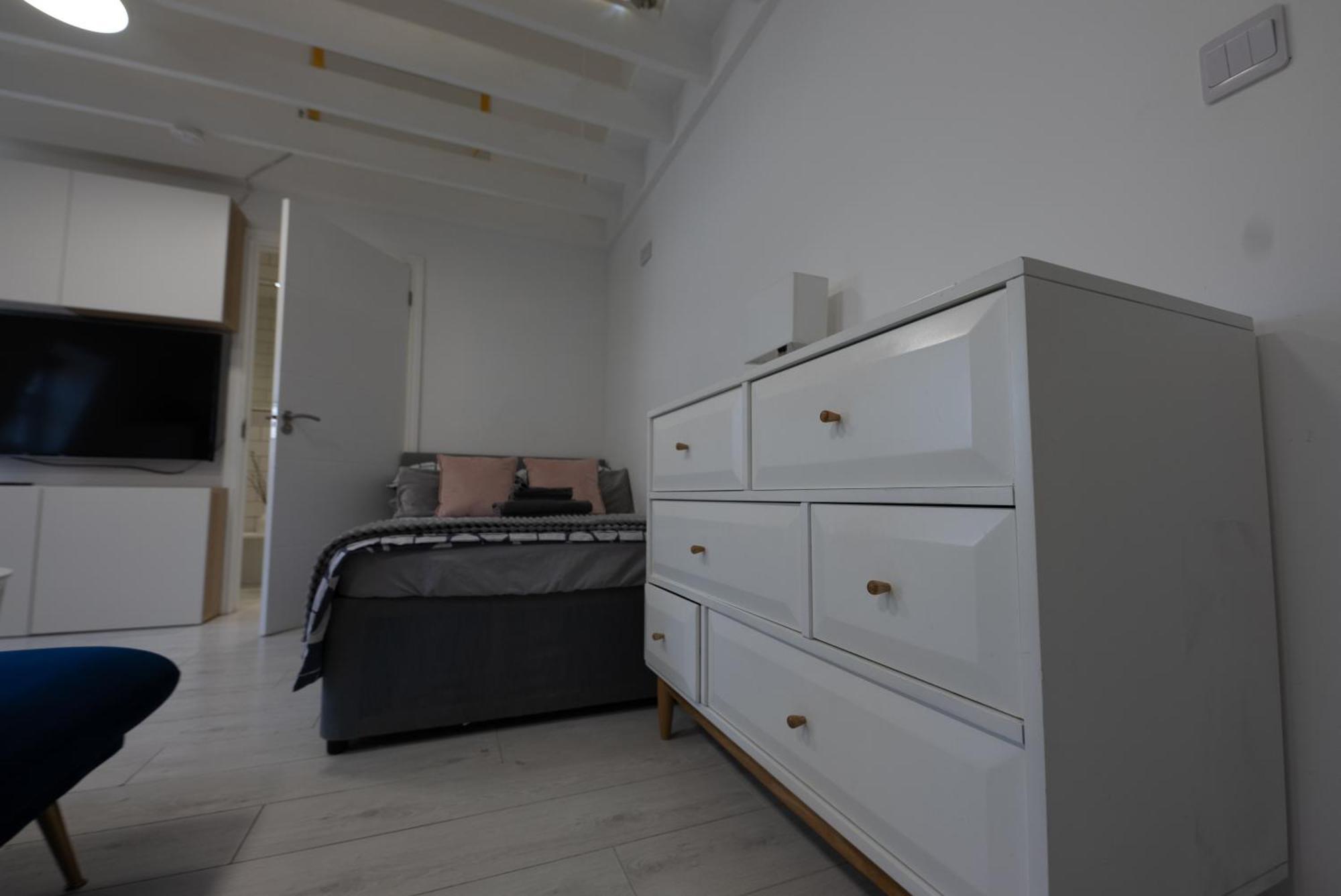 Modern One Bed Apartment *