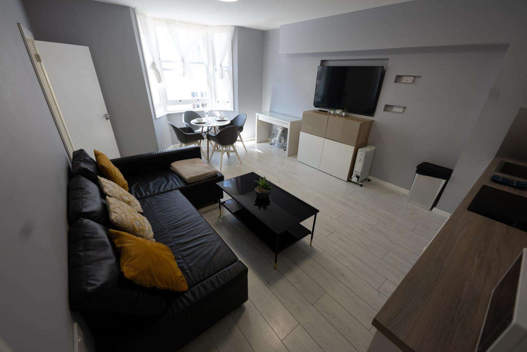 Modern One Bed Apartment *