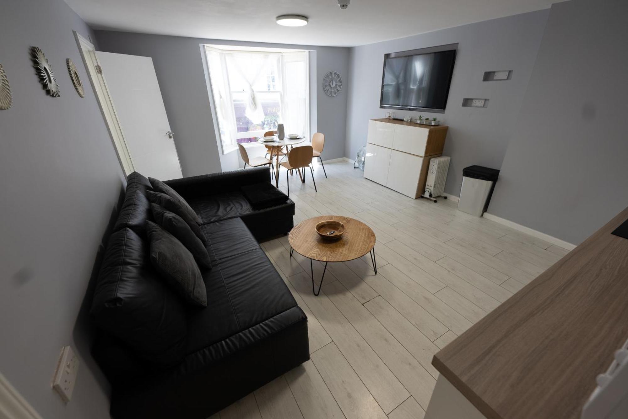 Modern One Bed Apartment *
